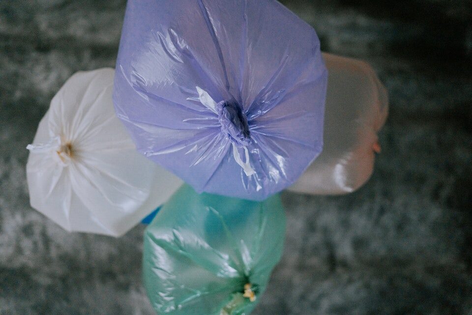 Trois sacs poubelle en plastique